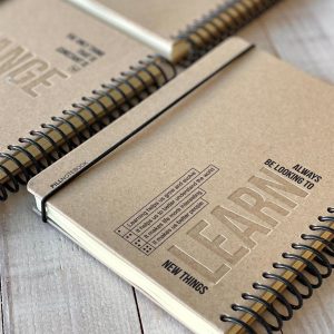 دفتر120برگ جلدسخت سیم ازبغل کش دار14*19پیل سری لایف